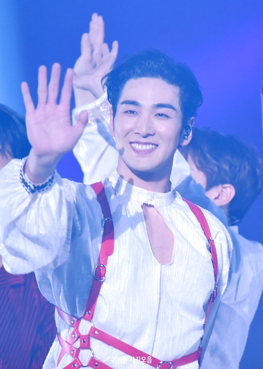 ONpoint_0315's tweet photo. 211222 알타보이즈 커튼콜 

안녕 장인 강매튜 좋���해 

#뉴이스트 #NUEST #백호 #강동호 #BAEKHO #คังแบคโฮ #白虎 https://t.co/xlcRMZE0P3