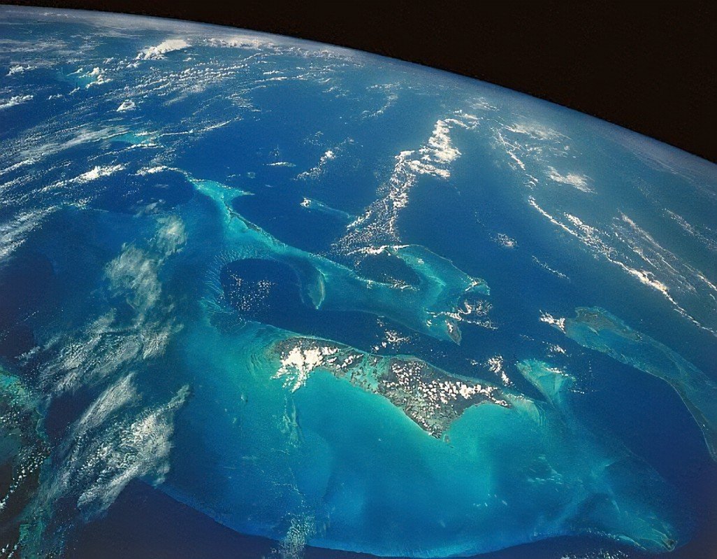 ineed__spacee's tweet photo. The Bahamas from the @Space_Station https://t.co/Dk4PYlH2Ll