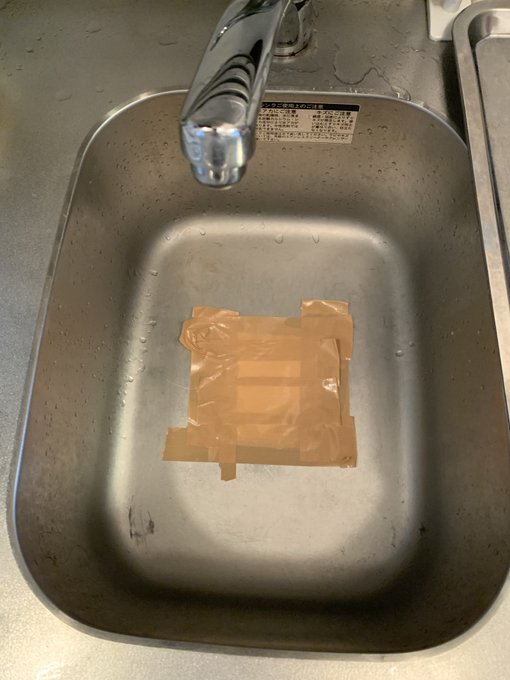 丸鶏を解凍しています 