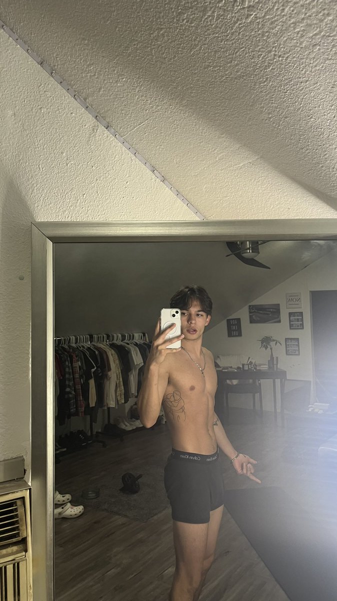 lowwwkeeybuddy's tweet image. me acting up… someone take this phone away 😏