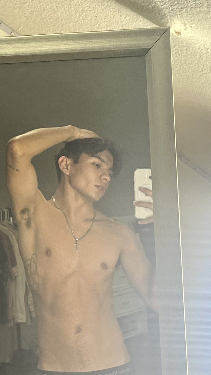 lowwwkeeybuddy's tweet image. me acting up… someone take this phone away 😏