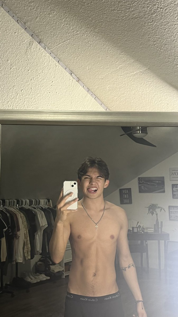 lowwwkeeybuddy's tweet image. me acting up… someone take this phone away 😏