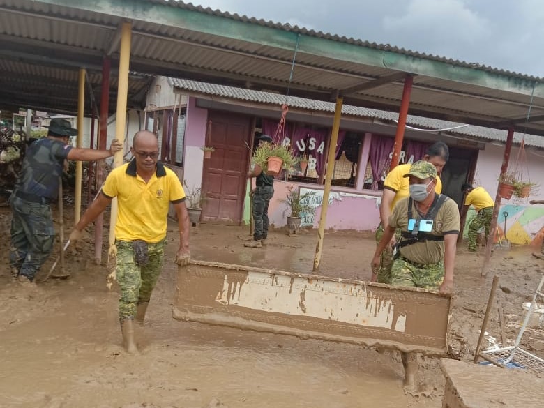 Kerja-kerja pembersihan pasca banjir RELA Hulu Langat bersama Pasukan Gerak Am, PDRM di Sekolah Rendah Agama Sungai Lui. Syabas dan terima kasih Team RELA Hulu Langat. #setiaberbakti <a href="/relamalaysia/">relamalaysia</a> <a href="/KDNPUTRAJAYA/">KDN🇲🇾</a> <a href="/dhzhamzah/">Hamzah</a> <a href="/IsmailSaid087/">DS Dr. Ismail Mohamed Said</a> <a href="/jonathanyasin/">jonathan yasin</a> <a href="/wandahlan/">Wan Ahmad Dahlan</a> <a href="/yahyakgc/">Yahya Sulaiman</a>