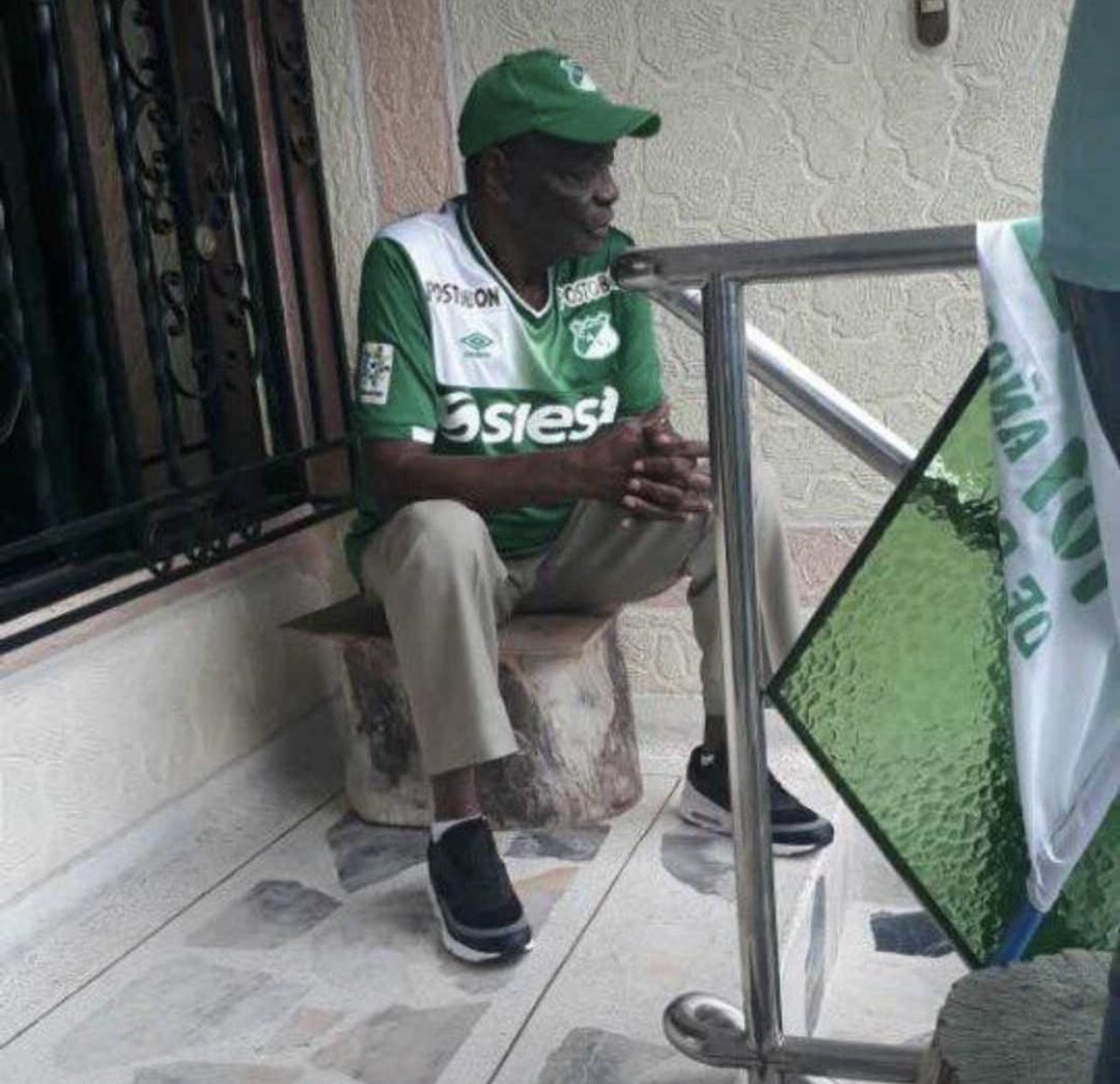 Marioperlaza's tweet photo. Es inevitable pensar en mi abuelo con el triunfo del @AsoDeporCali. No entendíamos su amor por ese equipo hasta el día que nos contó la razón que lo llevó a alentarlo hasta la muerte: fue el primer equipo de 🇨🇴 que incluyó a un negro en su nómina. ¡Celébralo allá arriba, viejo! https://t.co/k1vUVf4YgL