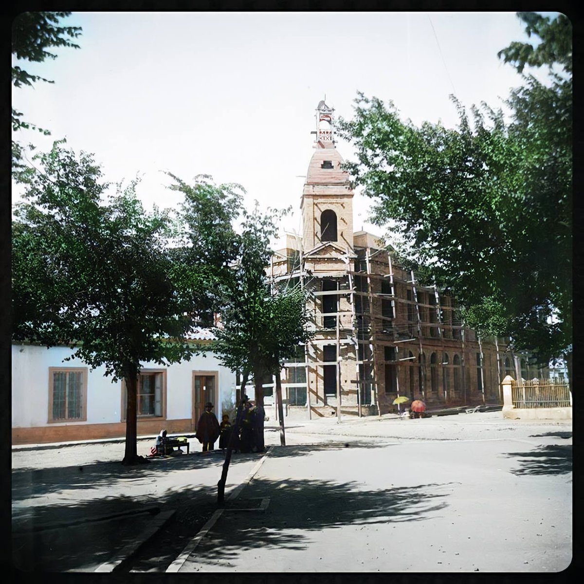 memoria_foto_LA's tweet photo. Construcción de la intendencia provincial, ubicada en la esquina de Colón con Lautaro, fue terminada a principios de la década de 1920.  
Colorizacion por IG @colorizandoHist ,  se muestra todo el proceso. https://t.co/qNDFV0WzQD