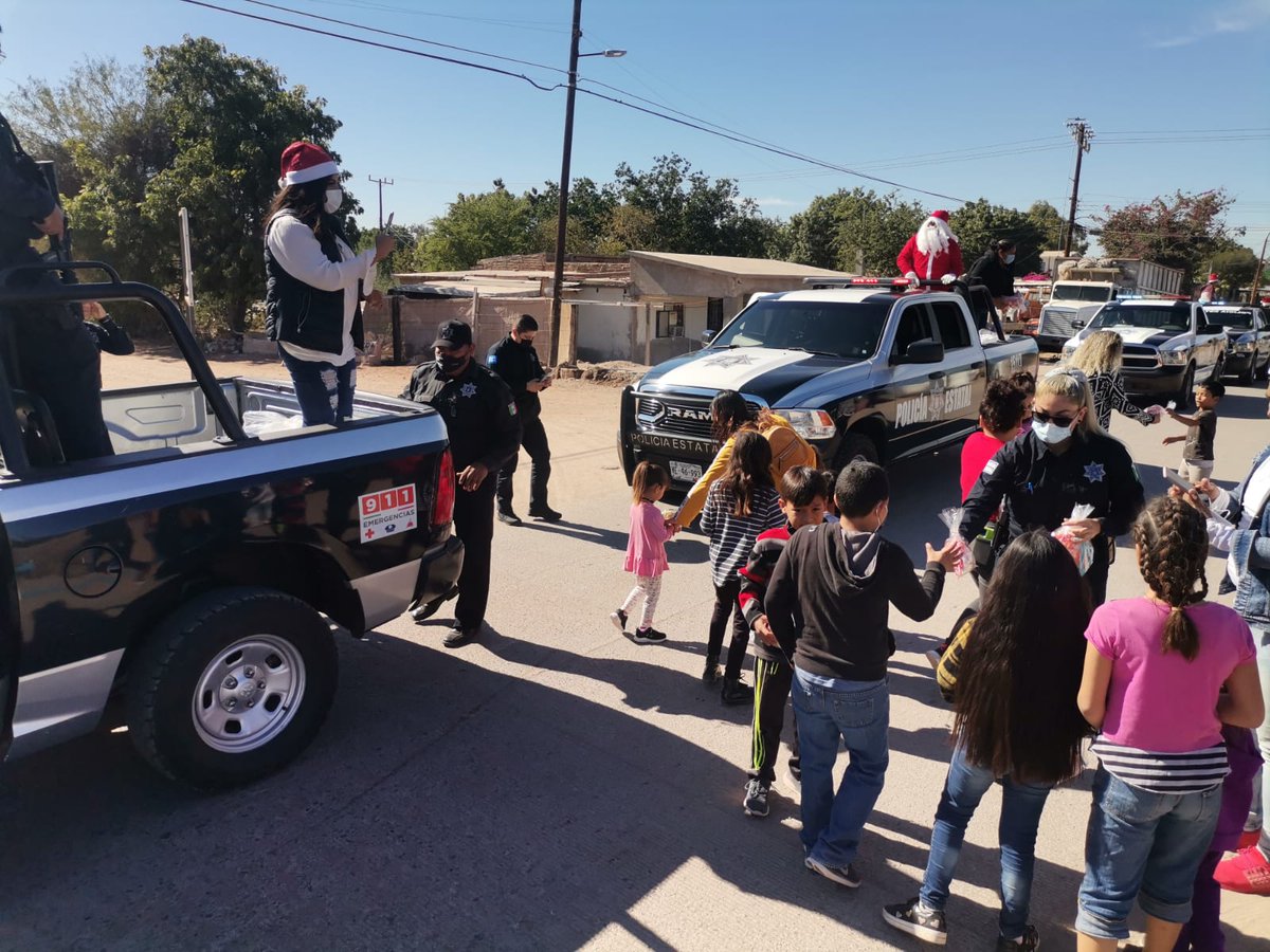 SonoraSeguridad's tweet photo. Policías Estatales llevan alegría a niños y niñas de Sonora para compartir una feliz navidad y próspero año nuevo. Comparten juguetes, cenas y artículos de primera necesidad en comunidades donde están en servicio para prevenir el delito. 

#PESP #SSPCercaDeTi https://t.co/jhxdBTSSAi