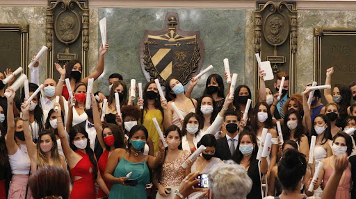 IMedicinico's tweet photo. Ya se graduaron //  Después nos     
 los niños           //  graduamos los 
                          //         adultos https://t.co/CrhYhdArsG