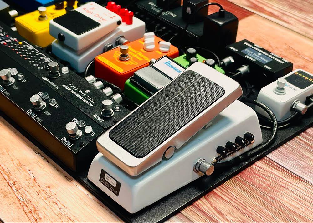 1/3スケールでエフェクターボードを組んでみました。全部プラスチック