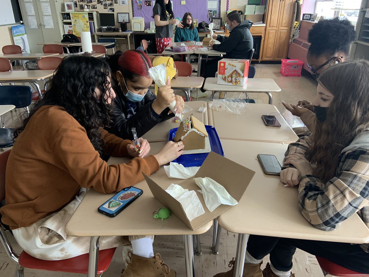 hdavis912ODY's tweet photo. Holiday teamwork in @AVID4College this week! @GreeceOdyssey #AVID11 https://t.co/3d0f2jwsW2