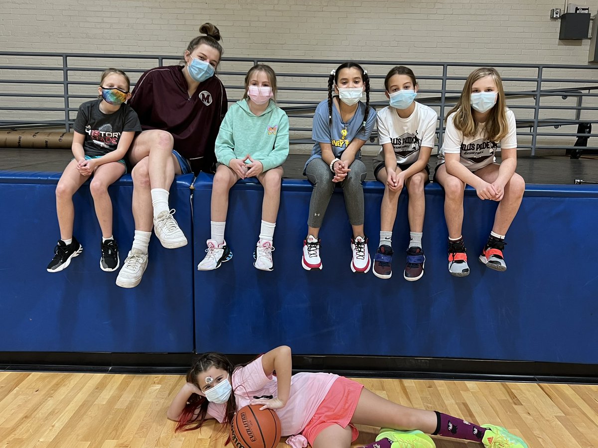SuzanneWallac15's tweet photo. You’ve heard “when life gives you lemons, make lemonade” what about this one “When the court gives you chairs, make into a drill” ? #lifelessons #baller #handles @MiaMolinari7 @ozonehoops @millishoops #funpractice #girlsthatplay https://t.co/txjWMvHjud