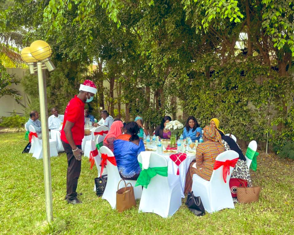 DeAissata's tweet photo. Nice end of year moment! 
Grateful indeed🙏🏽
👏🏽👏🏽👏🏽 @UNDP_TheGambia for 2021 great achievements, despite the #Covid_19 -
Happy Holidays Season and thanks 🙏🏽 We are family ! https://t.co/BBgbvDXfpc