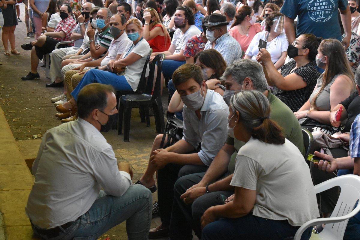 munimercedes's tweet photo. El Int. @juaniustarroz y la Sec. @clarazunino acompañaron al @CFP401Mercedes en un nuevo acto de egreso 📚

Felicitaciones @sebaminadevino y especialmente a cada estudiante por este gran logro 👏 

La educación es una prioridad.

#CiudadUnida💙 https://t.co/QlGyISnbxm