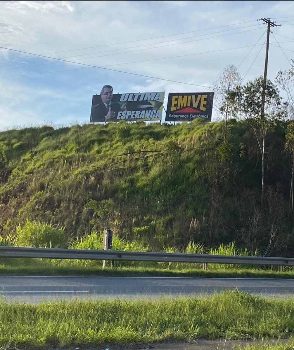 afonsoborges's tweet photo. Esta aberração apareceu hoje na saída de Belo Horizonte, na BR 040. Apareceram os dois juntos, o da #Emive e do Genocida. Será coincidência? Espero que não! Tenho a maior consideração por Wallace Soares. Meu Deus! A. https://t.co/6F2q1ya6iW