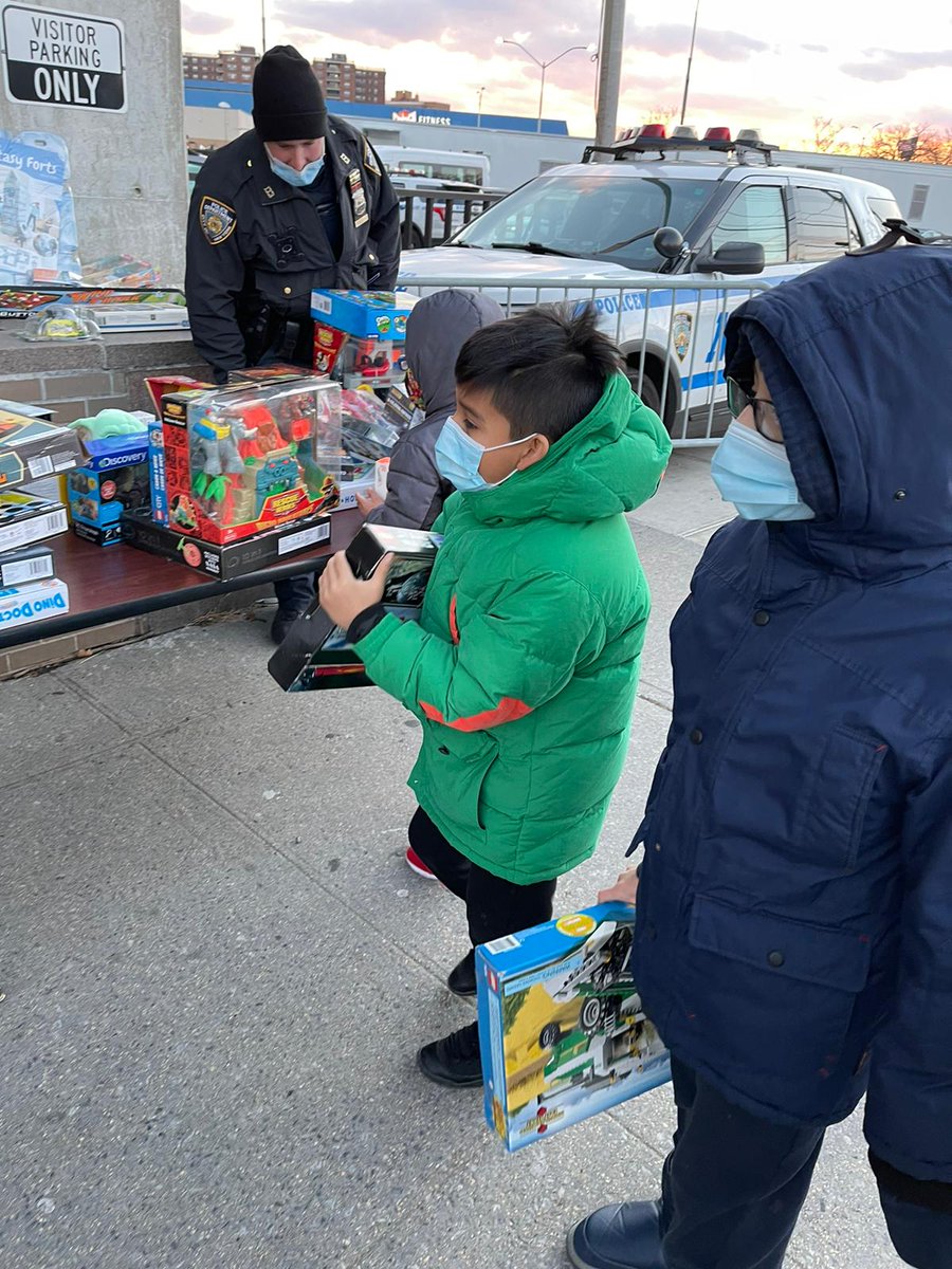 NYPD113Pct's tweet photo. Today's Toy Drive hosted by PO Washington, PO Soto, PO Cross and PO Stewart was a success! We thank all of those who donated! The kids had a blast picking the best toys and taking their photo with Santa. #HappyHolidays #PBQSCommunityAffairs #YCO #ThisIsWhatWeDo #NYPDConnecting https://t.co/yiFSLxsViR