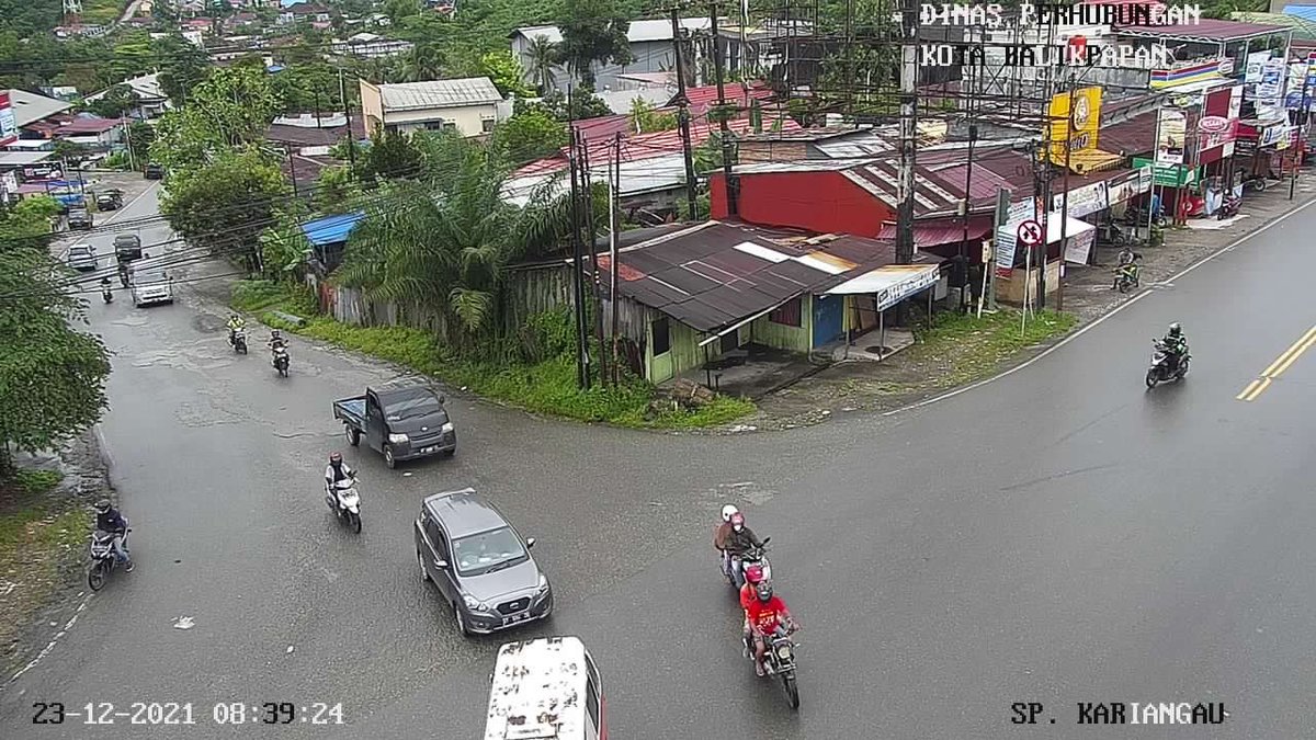 Dishub_Bpn's tweet photo. Situasi Lalu Lintas Simpang KARIANGAU terpantau ramai dan lancar, dihimbau kepada pengguna jalan agar tetap berhati-hati dalam Mengemudikan Kendaraan anda dikarenakan sebagian badan jalan licin, Konsentrasi serta Utamakan Keselamatan bukan Kecepatan. #infolalinbpn https://t.co/fS7MvbcmIg
