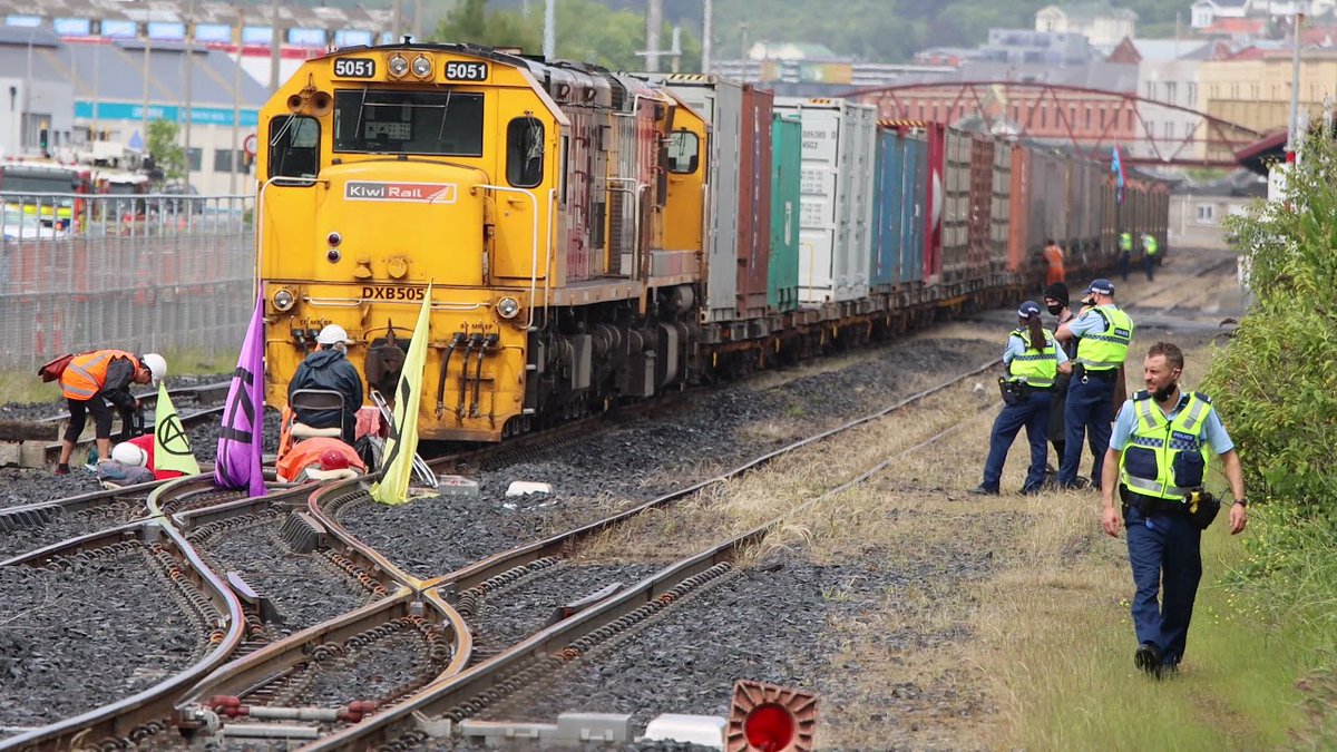 van_antics's tweet image. massive delays due to protest. 200 + passengers delayed for hours
Video youtu.be/JSDcKwnll1A