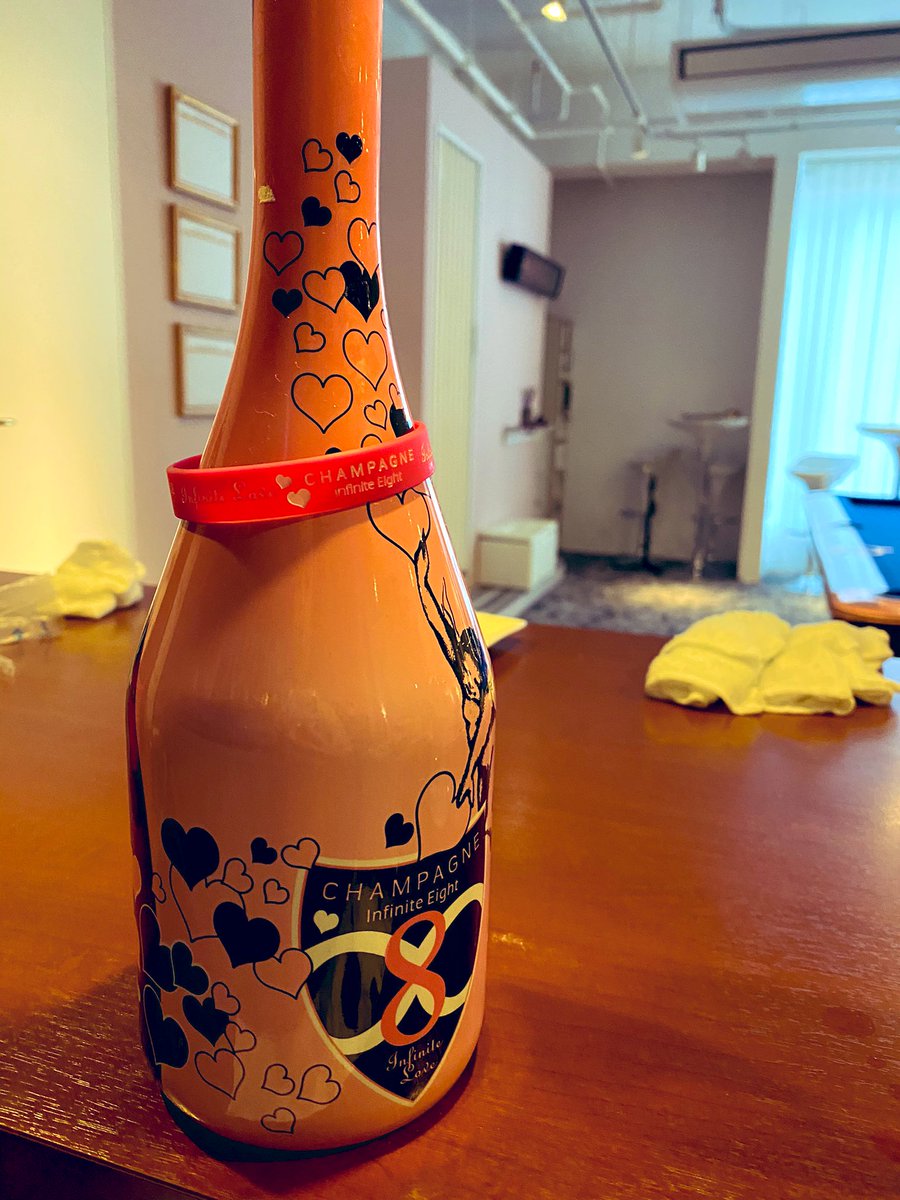 ebekaori's tweet photo. 球の音とシャンパンを抜く音が鳴り響く12月🎄今年も沢山の愛に包まれた一年でした🥰😇ありがとう。　

 #billiards #Champagne #veuve #moet #tokyo #poolsalon https://t.co/S74kZ5SSNO