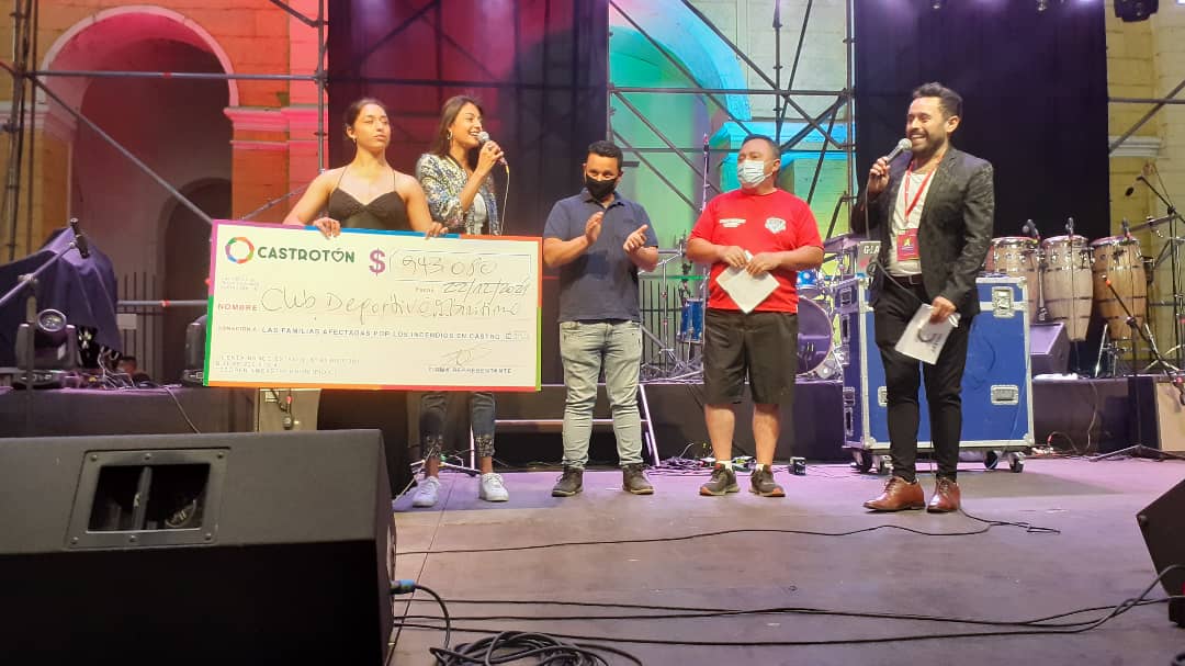 rrppcastro's tweet photo. Siguen las donaciones | Distintas organizaciones sociales y deportivas realizan su aporte a la #Castroton: la Agrupación de Motoqueros de Chiloé y el Club Deportivo Marítimo se cuadraron con los vecinos y vecinas que perdieron sus casas en los mega incendios.
#CastroSeLevanta https://t.co/kp8xIsvTLn