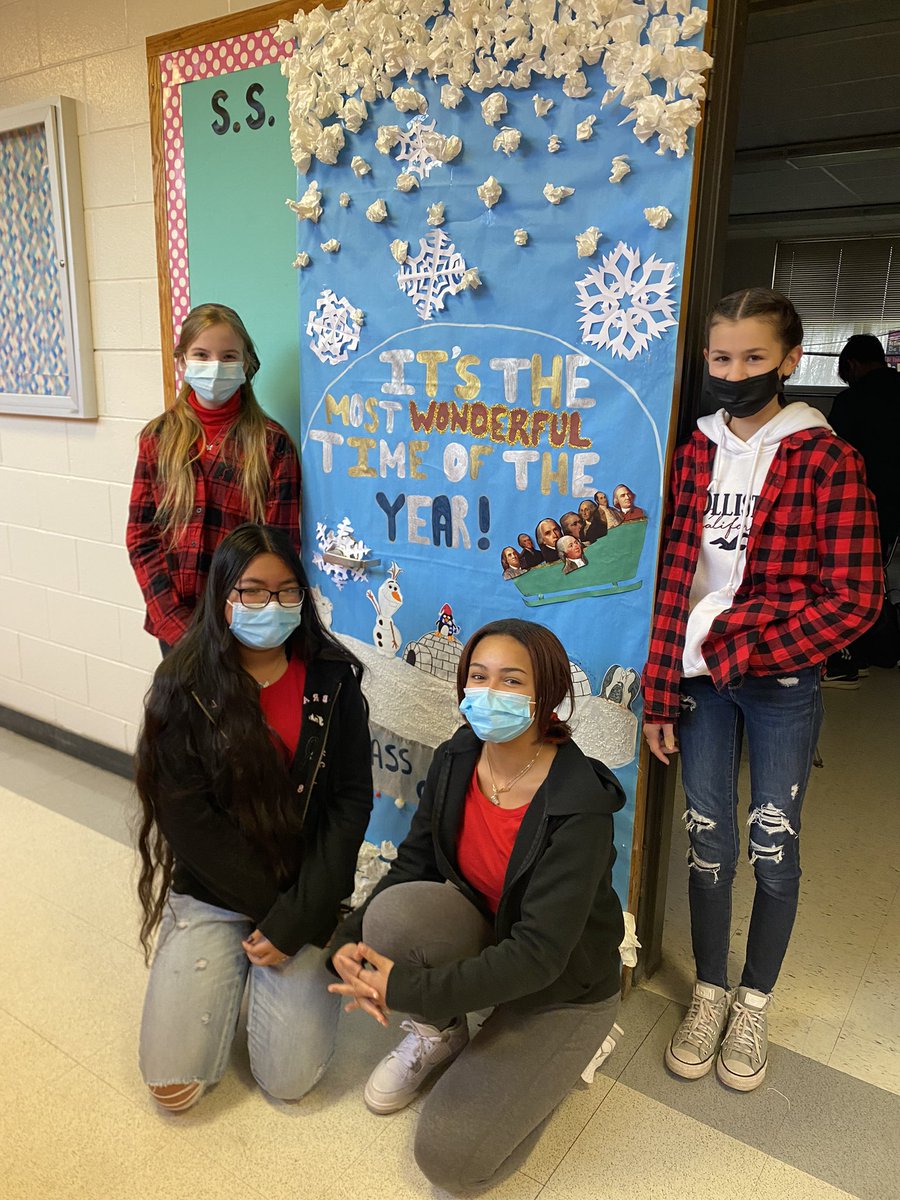 ms_devito_baims's tweet photo. My homeroom did an AMAZING job on our classroom door ❄️🎄❤️ https://t.co/gBryKg2WjU