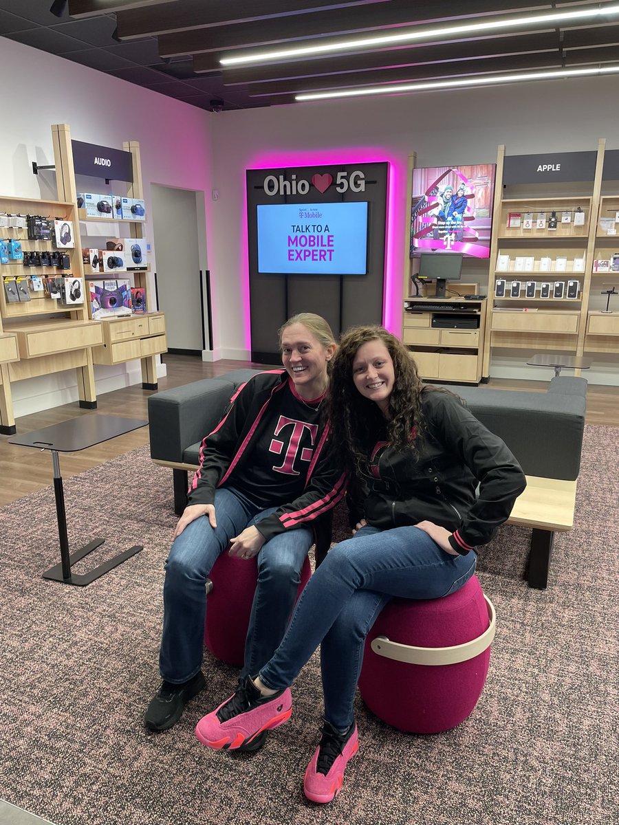BKnollRetail's tweet image. Got to hang out with the amazing @tmolilmac in a few stores today. Thanks for the support, insights, laughs and a great time! #DYTFlightClub #MidwestMagic #Top100InAction @MandyGidelski @wderrickindy @RJGomezIII @TracyNolan_