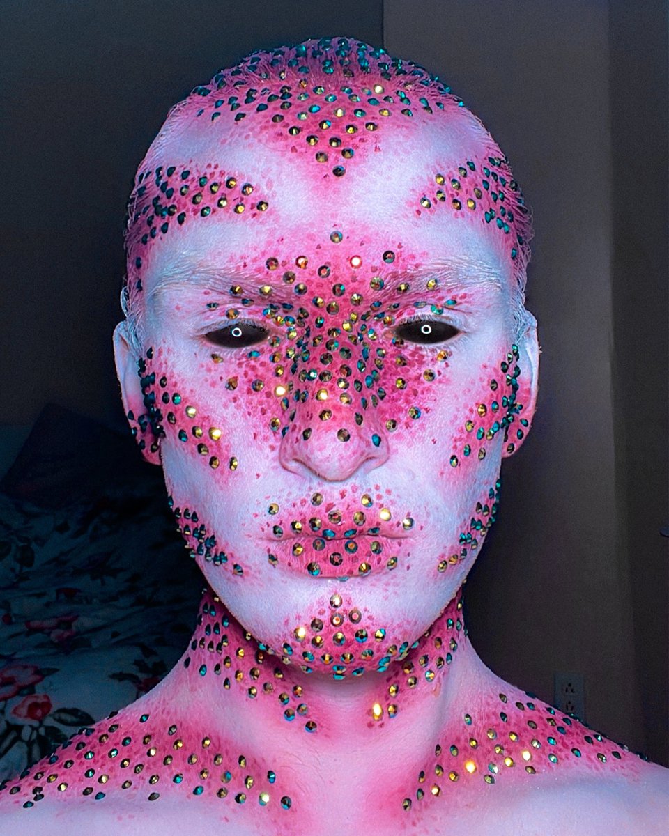 YannyCharleston's tweet photo. the makeup vs the inspo https://t.co/EZWsPgFxll