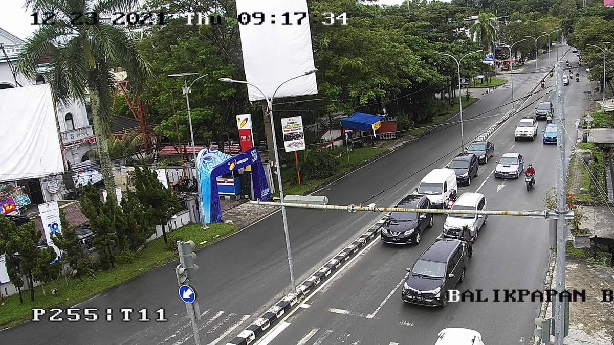 Dishub_Bpn's tweet photo. Situasi Lalu Lintas Simpang Balikpapan Baru terpantau ramai dan lancar, dihimbau kepada pengguna jalan agar tetap berhati-hati dalam Mengemudikan Kendaraan anda dikarenakan sebagian badan jalan licin, Konsentrasi serta Utamakan Keselamatan bukan Kecepatan. #infolalinbpn https://t.co/De4Y8UOUS4