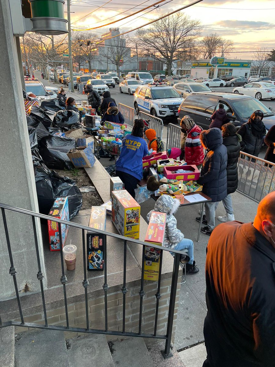 NYPD113Pct's tweet photo. What a joy! Some more highlights! #HappyHolidays #PBQSCommunityAffairs #YCO #ThisIsWhatWeDo #NYPDConnecting https://t.co/NUh85ssazn