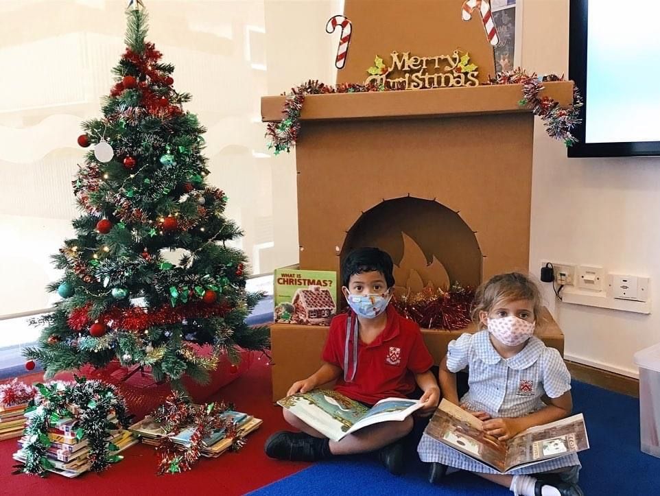 DCSG_Dulwich's tweet photo. The students and staff have enjoyed reading books by our cosy fireplaces and enjoying the creative Christmas trees and snowmen built from library books.
What are your favourite reads in the week leading up to Christmas? π
#DCSG #ChristmasintheLibrary #CozyChristmas https://t.co/lH1Z9wGK3f