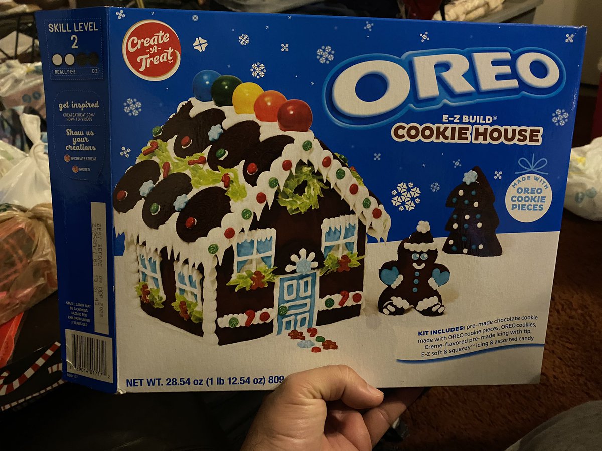 IAMROBERT_V's tweet photo. @Oreo can we talk about these #CookieHouse?! 🤦🏽‍♂️😩😫🤣🤣 my 7yr old is Happy…🤷🏽‍♂️ that’s all that matters https://t.co/eOQgV9mO47