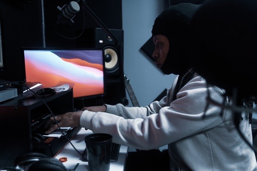 trueyelpatron's tweet photo. Making beats. Don’t bother me.
#trueyelpatron #trueyondabeat #wickedshooter #solidstatestudio https://t.co/0oZIvMBX3w