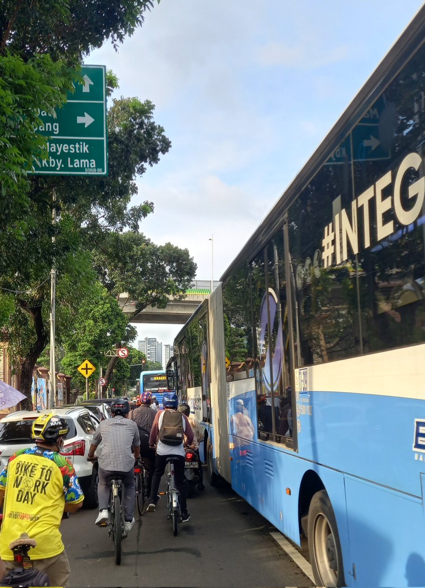 jalanan dan apa yang berlaku di sana merupakan cermin dari apa yang oleh suatu kota dianggap bernilai.
