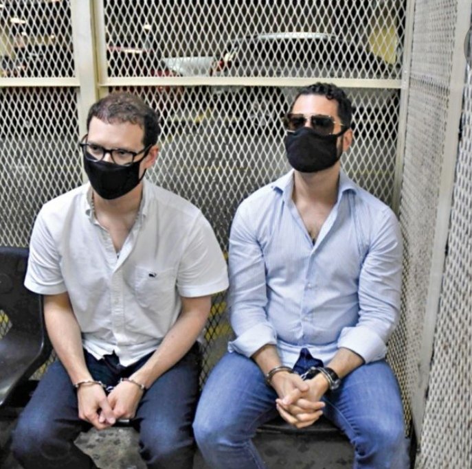 Si yo fuera el papá de un hijo "injustamente encarcelado por venganza" yo no estaría en 🇵🇦 , estaría día y noche visitándolos, procurando que los abogados hagan un buen trabajo, bueno, eso haría cualquier padre real, y también lo haría una madre amorosa
Dónde están sus padres?