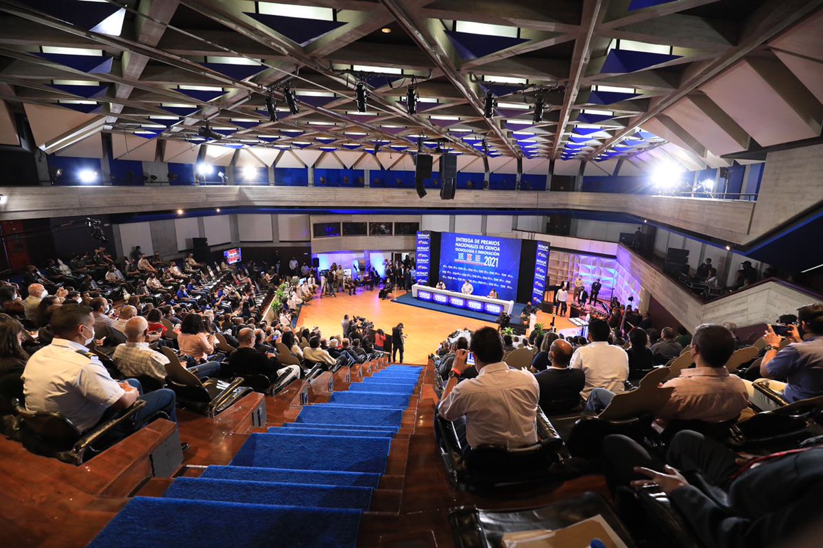 NicolasMaduro's tweet photo. Qué felicidad poder asistir a la fiesta de la ciencia, la tecnología y la innovación de Venezuela. Mi mensaje de aliento, apoyo y admiración a las y los científicos e innovadores que paso a paso se integran al esfuerzo de construir un país grande y potencia. ¡Sí Podemos! https://t.co/BaXR0Awjzk