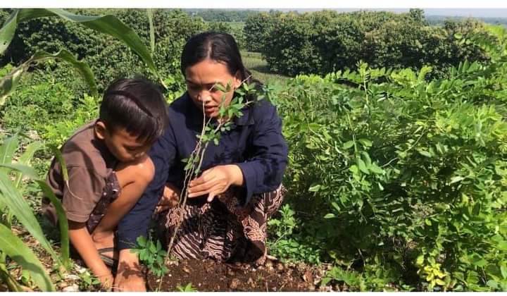 Kita terlahir dari rahim seorang ibu kita bisa tumbuh menjadi besar berkat air susu ibu, dan yang memberi hidup &amp; penghidupan ibu bumi, kita harus berbalas budi untuk jasa-jasanya yang terus menghidupi kita. #SelamatHariIbu | <a href="/omahekendeng/">omahekendeng</a> <a href="/kantiwjanis/">Kanti #SaveSangihe #SaveKendeng</a> <a href="/Jateng_Twit/">Info Jateng</a> <a href="/ecosocrights/">The Institute for Ecosoc Rights</a>