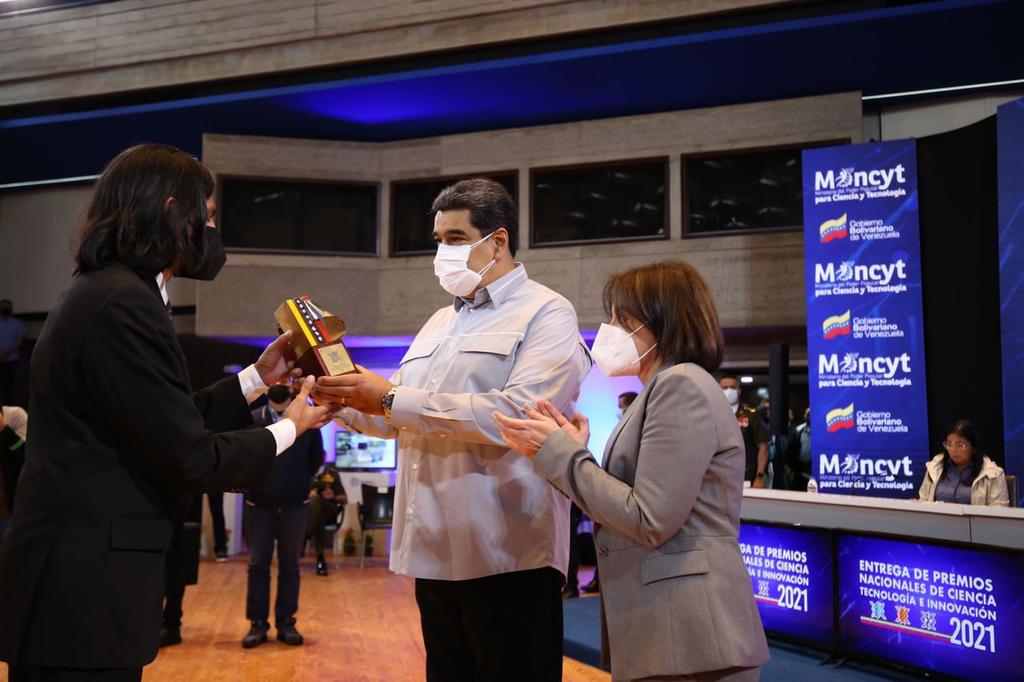 NicolasMaduro's tweet photo. En el Teatro Teresa Carreño, entregué el Premio Nacional de Ciencia, Tecnología e Innovación 2021, un reconocimiento especial a las mujeres y hombres que han trabajado por integrar sus conocimientos a la realidad venezolana, para transformarla y generar soluciones. ¡Felicidades! https://t.co/00MHiItj5p