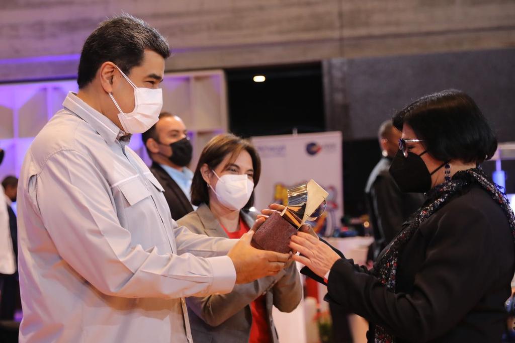 NicolasMaduro's tweet photo. En el Teatro Teresa Carreño, entregué el Premio Nacional de Ciencia, Tecnología e Innovación 2021, un reconocimiento especial a las mujeres y hombres que han trabajado por integrar sus conocimientos a la realidad venezolana, para transformarla y generar soluciones. ¡Felicidades! https://t.co/00MHiItj5p
