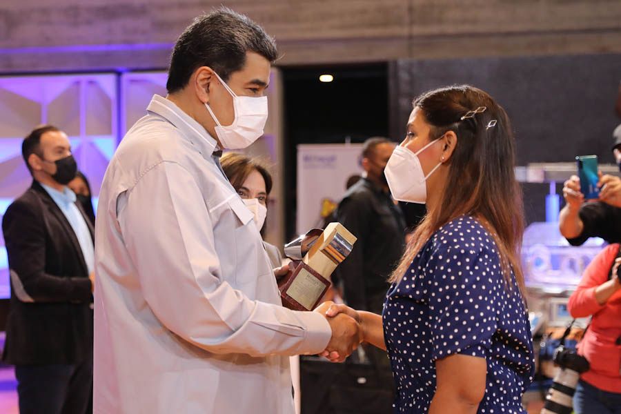 En el Teatro Teresa Carreño, entregué el Premio Nacional de Ciencia, Tecnología e Innovación 2021, un reconocimiento especial a las mujeres y hombres que han trabajado por integrar sus conocimientos a la realidad venezolana, para transformarla y generar soluciones. ¡Felicidades!