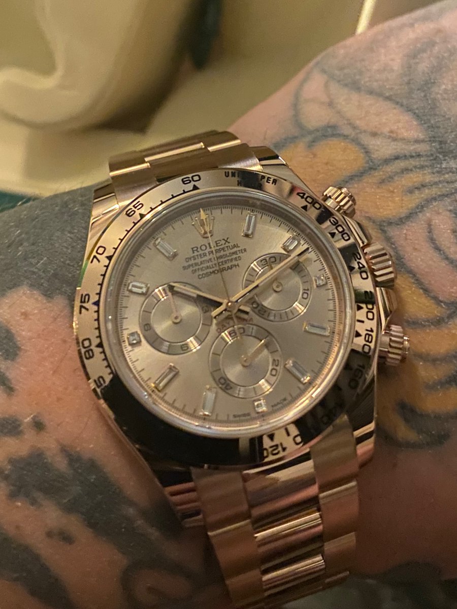 My boy Jordan came through and I finally added one of the rare pieces I don’t have from Rolex. The Rose Gold Pink Sundust dial is just 👌🏻Picture just doesn’t do it justice.