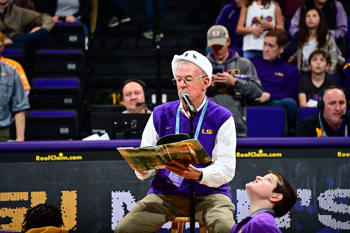 LSUBasketball's tweet photo. the legendary Dan Borne reading the kiddos 'Cajun Night Before Christmas' during halftime 🥺 https://t.co/RUDQ5GcWct