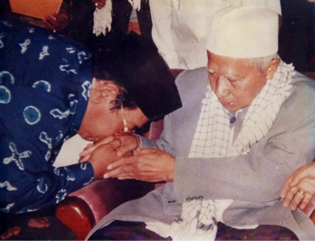 [Utas]
Gus Dur, Muktamar &amp; Presiden

Pada Tahun 1994, menjelang Muktamar NU yang ke-29 di Cipasung Tasikmalaya, Gus Dur sowan ke Abah Anom. Beliau minta restu ke Abah Anom tentang penyelenggaraan Muktamar NU di Tasikmalaya dan minta restu untuk mencalonkan diri menjadi ketua NU.