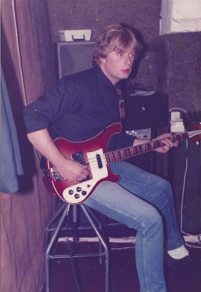 TheyCallMeRobbo's tweet photo. At reheasals. Colin with his newly acquired Rickenbacker.
#directhits https://t.co/SwqO2InkoJ