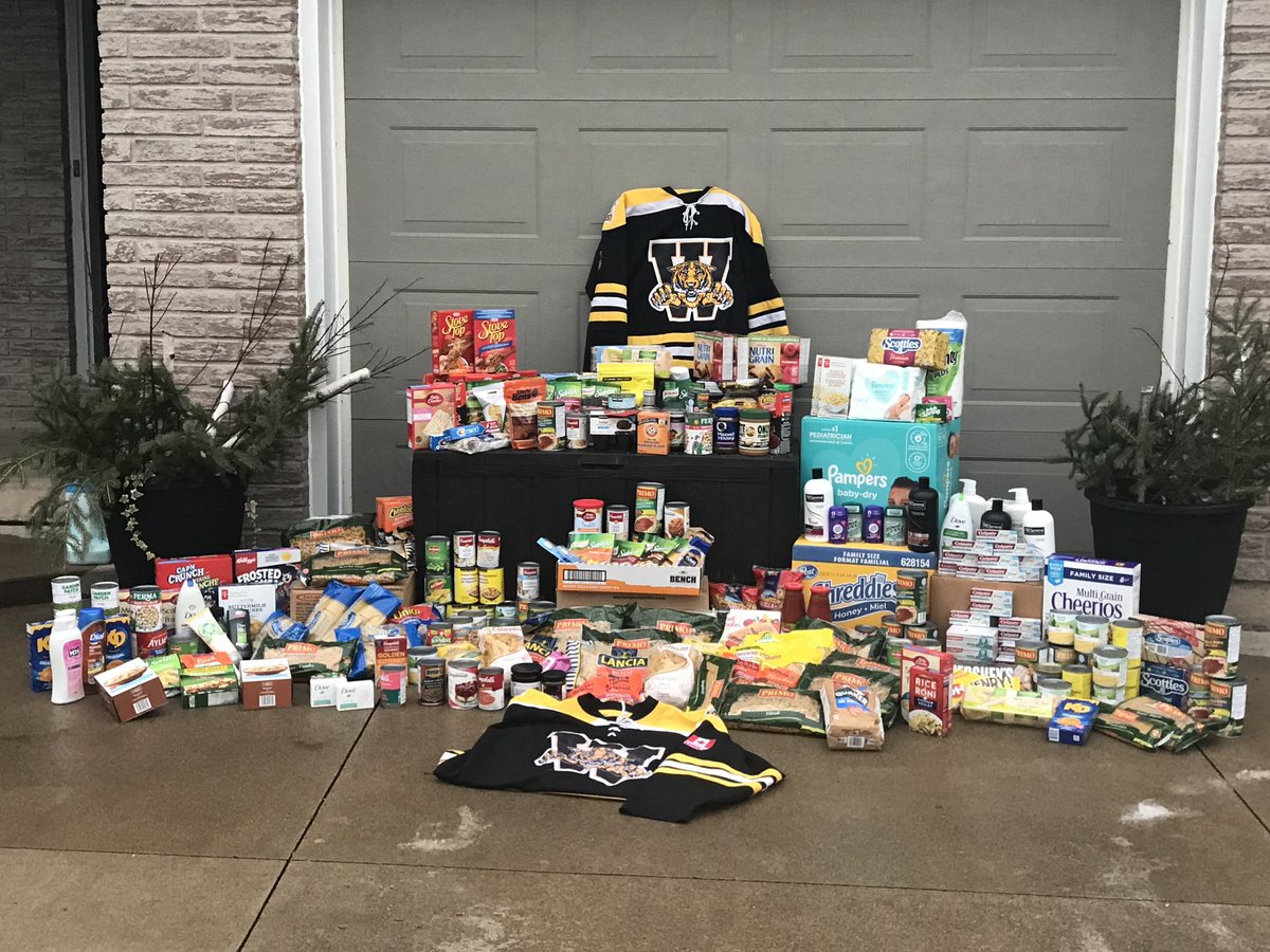 Sharing some good news with everyone as this week has been difficult for most.
Coordinated by the U18 A team and supported by the U13A team - they collected contributions for the Hope Center.
Supporting our community and building a better future together.
Happy Holidays to all!