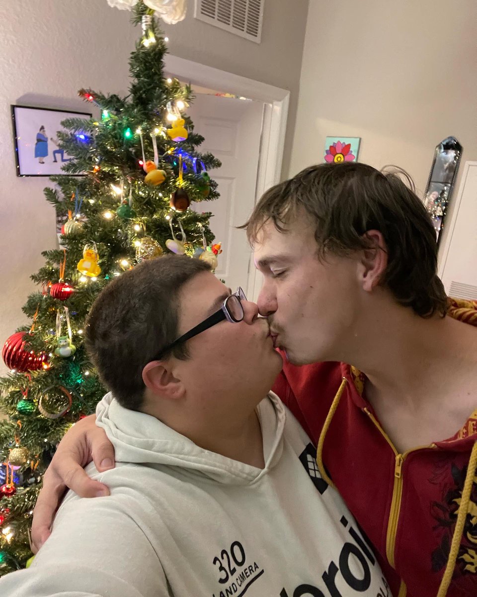 OrlandoMike1995's tweet photo. Happy Holidays from Adventures of Mike & Steph!! ❤️🎄🎉 #disneychristmas #disneychristmastree #rubberducky #rubberducks #rubberducktree https://t.co/n11DByP4UU