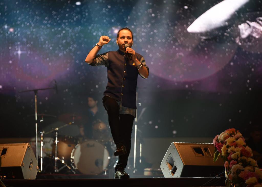 Kailashkher's tweet photo. दिल्ली उड़ान, #KailasaLiveInConcert पहली बार मुज़फ़्फ़र नगर महोत्सव हो रहा जिसका श्रेय DM श्री #ChandraBhushanSingh @DmMuzaffarnagar को तथा उनके अधिकारी वृन्द को. @CDOMuzaf @uptourismgov @UP_ODOP @myogiadityanath @MahantBalaknath @learnwithkkala @kailasarecords @KKherFoundation https://t.co/bhRRYf171g