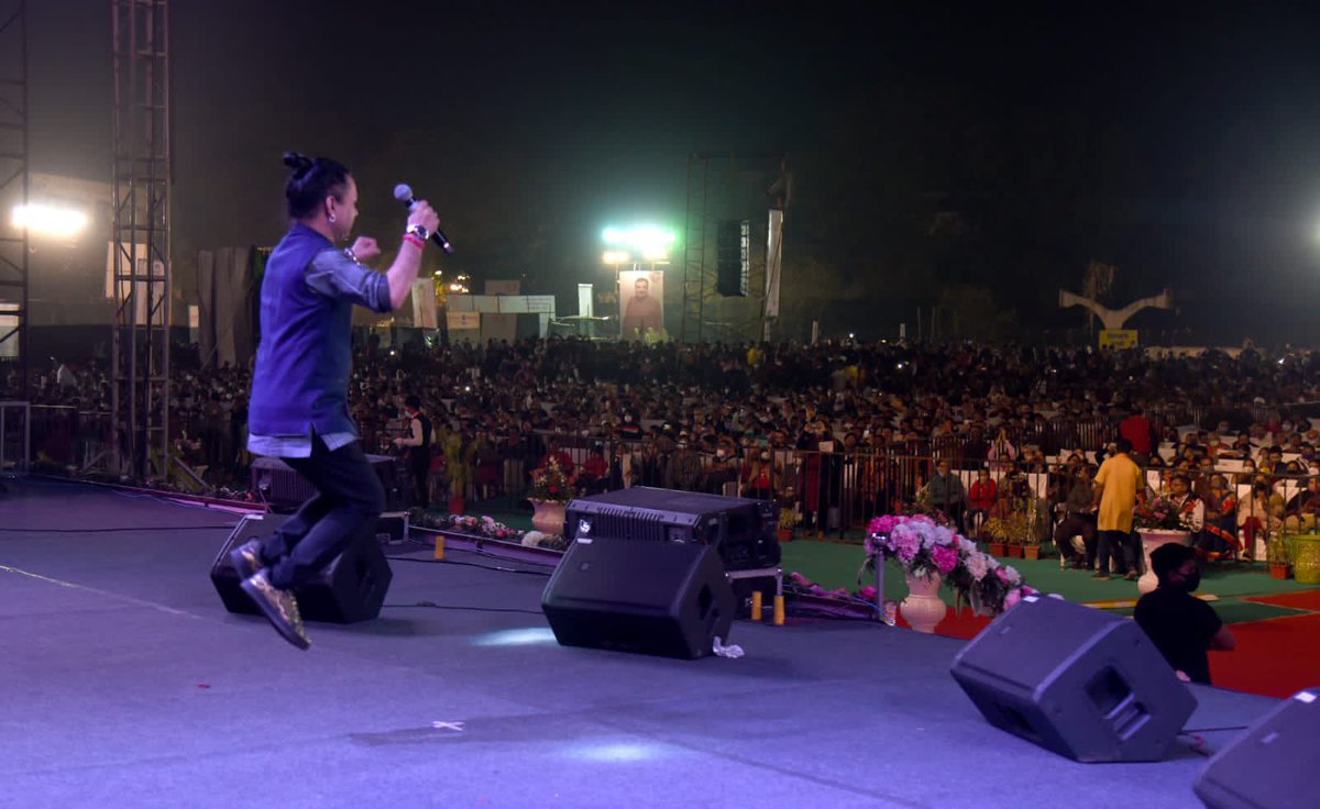 Kailashkher's tweet photo. दिल्ली उड़ान, #KailasaLiveInConcert पहली बार मुज़फ़्फ़र नगर महोत्सव हो रहा जिसका श्रेय DM श्री #ChandraBhushanSingh @DmMuzaffarnagar को तथा उनके अधिकारी वृन्द को. @CDOMuzaf @uptourismgov @UP_ODOP @myogiadityanath @MahantBalaknath @learnwithkkala @kailasarecords @KKherFoundation https://t.co/bhRRYf171g