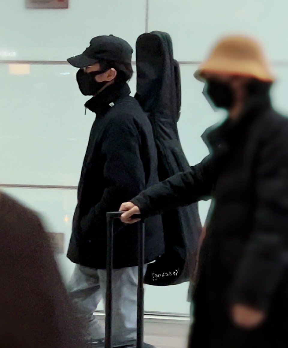 dcxinshijie's tweet photo. So this was last December 21, user 幼猩饲养员 have seen and talked with Junhao at the airport 🥺

I just used a translator to understand the gist of the conversation and I'm glad he's doing fine and still have activities to attend to.

#chenjunhao #drcchen #陈俊豪 https://t.co/gwHvVCYZbs
