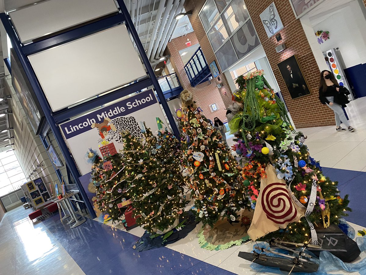 The Lincoln trees did not disappoint. An amazing display! Which tree is your favorite? #toodifficulttochoose <a href="/MeridenK12/">Meriden K12</a> <a href="/PKuckel/">John D. Kuckel</a> #teammps