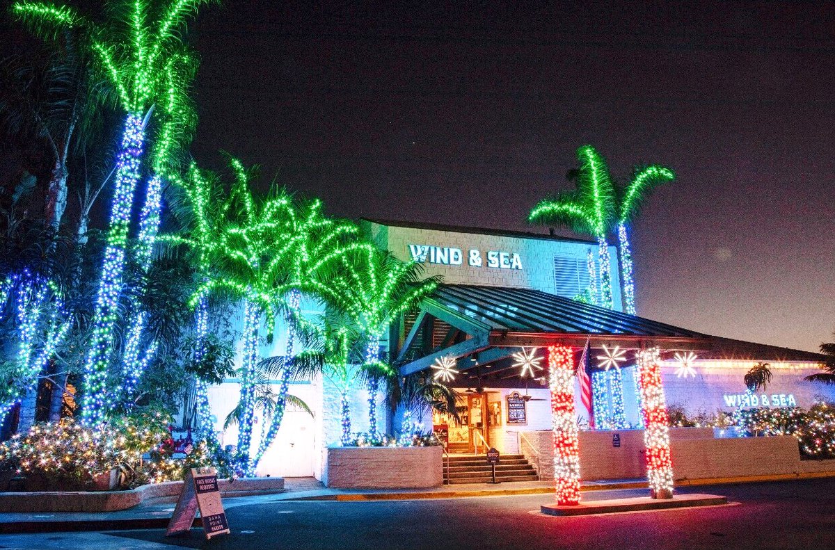 Looking for somewhere to eat on Christmas Day? We have a few restaurants that will be open in the Harbor! Make your reservations at Wind &amp; Sea, Harpoon Henry's, or El Torito ❤️💚🎄 @windandsearestaurant @harpoonhenrys @eltoritorestaurants