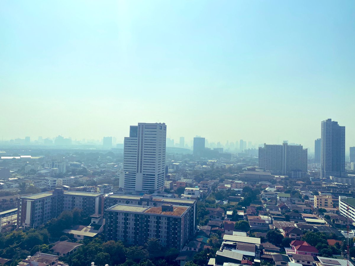 TorPatipan's tweet photo. นึกว่าลืมเช็ดเลนส์ … ภาพตึกมัวๆที่เส้นขอบฟ้า เพราะพีเอ็ม 2.5 หรือเปล่า 🤔 https://t.co/RwHX9r9EIs