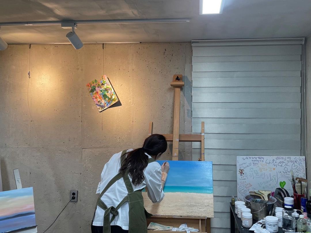 HourlyYura's tweet image. Yul__land instagram post update.

Our artist Yul making more artworks. 🎨

#유라 #GirlsDay #KimYura #Yura